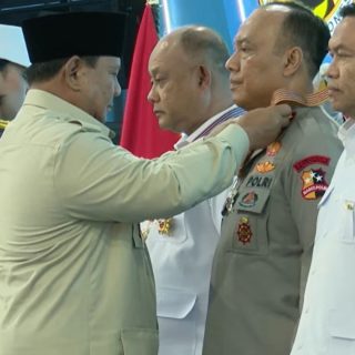 Foto: Presiden Prabowo Anugerahkan Bintang Jasa kepada Kepala BGN hingga Wakapolri. Sumber: Istimewa.