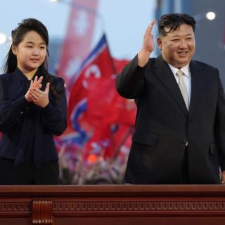 Foto: Kim Jong Un (kanan) bersama putrinya Kim Ju Ae (Kiri). Sumber: Istimewa.
