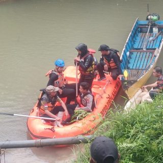 Foto: Tim SAR Temukan Korban Tenggelam di Sungai Kandilo dalam Kondisi Meninggal Dunia. Sumber: Istimewa.