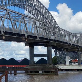 Foto: Jembatan Mahakam yang berulang kali ditabrak oleh kapal. Sumber: Istimewa.
