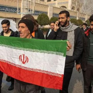 Foto: Unjuk rasa massa membawa Bendera Iran. Sumber: Istimewa.