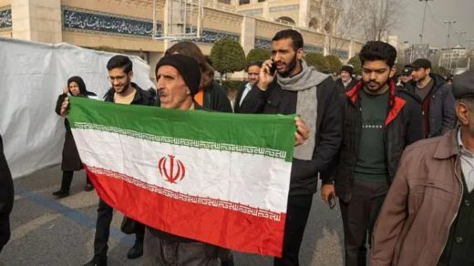 Foto: Unjuk rasa massa membawa Bendera Iran. Sumber: Istimewa.