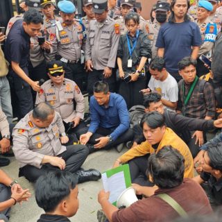 Foto: Aksi yang dilakukan Aliansi Geram yang berlangsung didepan Polresta Samarinda. Sumber: Istimewa.