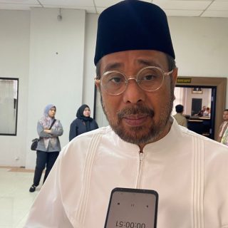Foto: Ketua Komisi II DPRD Kaltim, Sabaruddin Panrecalle, saat diwawancarai oleh awak media. Sumber: Rfh.