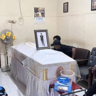 Foto: Suasa duka di rumah Bertrand Eko Prasetyo (18), tewas tertembak saat aparat dari Polsek Panakukang Tengah. Sumber: Istimewa.