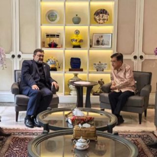 Foto: Wakil Presiden ke-10 dan ke-12 RI Jusuf Kalla menerima kunjungan Duta Besar Iran untuk Indonesia, Mohammad Boroujerdi. Sumber: Istimewa.