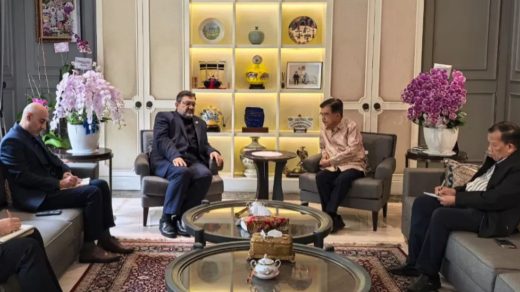 Foto: Wakil Presiden ke-10 dan ke-12 RI Jusuf Kalla menerima kunjungan Duta Besar Iran untuk Indonesia, Mohammad Boroujerdi. Sumber: Istimewa.