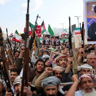 Foto: Ribuan orang membawa poster Pemimpin Tertinggi Iran Ayatollah Ali Khamenei. Sumber: Istimewa.