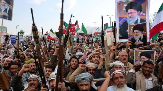 Foto: Ribuan orang membawa poster Pemimpin Tertinggi Iran Ayatollah Ali Khamenei. Sumber: Istimewa.