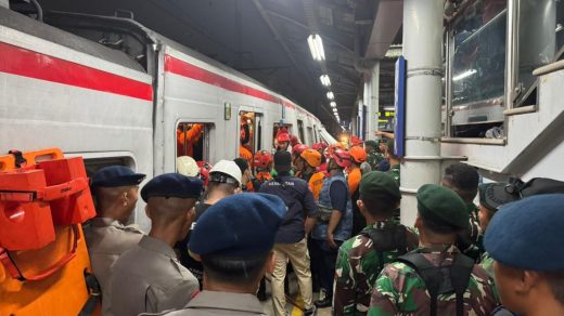 Foto: Proses evakuasi pascakecelakaan yang melibatkan KA Argo Bromo dan KRL Commuter Line, Selasa (28/4/2026). Sumber: Istimewa.