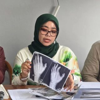 Foto: Orang tua korban insiden dugaan peluru nyasar di SMPN 33 Gresik menggelar konferensi pers pada Kamis (2/4) di KopiJal Coffee & Lounge Jakarta Selatan pada Kamis (2/4). Sumber: Istimewa.