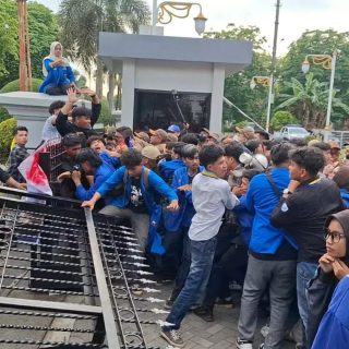 Foto: Unjuk rasa yang berlangsung di depan Kantor Gubernur Kalimantan Timur. Sumber: Istimewa.
