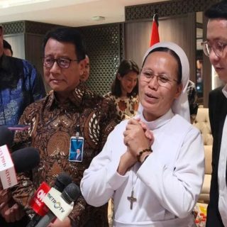 Foto: Bendahara CU Paroki Aek Nabara, Suster Natalia Situmorang saat diwawancara oleh awak media. Sumber: Istimewa.