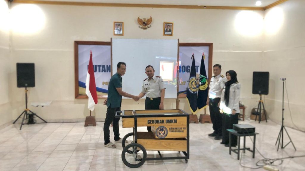 Gambar saat ini: Foto: Rutan Kelas IIB Tanah Grogot menyalurkan bantuan berupa gerobak dagang kepada keluarga warga binaan. Sumber: Istimewa.