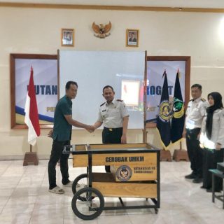 Foto: Rutan Kelas IIB Tanah Grogot menyalurkan bantuan berupa gerobak dagang kepada keluarga warga binaan. Sumber: Istimewa.