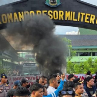 Foto: Aksi solidaritas “Gerakan Rakyat Menggugat” warnai Samarinda, mahasiswa tuntut aktor intelektual penyiraman air keras diungkap dan dibawa ke peradilan umum. Sumber: Istimewa.
