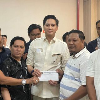Foto: AMP Kaltim saat menyerahkan surat pada Waketu DPP Gerindra yang sekaligus Anggota Komisi I DPR RI, Budisatrio Djiwandono, untuk disampaikan pada Presiden RI, Prabowo Subianto. Sumber: Rfh.