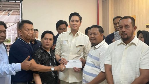Foto: AMP Kaltim saat menyerahkan surat pada Waketu DPP Gerindra yang sekaligus Anggota Komisi I DPR RI, Budisatrio Djiwandono, untuk disampaikan pada Presiden RI, Prabowo Subianto. Sumber: Rfh.