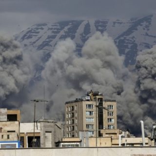 Foto: Kepulan asap akibat serangan Amerika Serikat dan Israel di wilayah pemukiman penduduk Iran. Sumber: Istimewa.