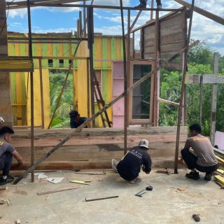 Foto: Bedah Rumah Polres Paser Bantu Lima Warga Kurang Mampu. Sumber: Istimewa.