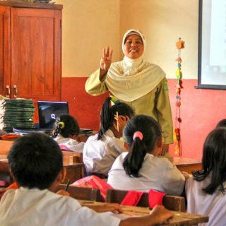 Foto: Ilustrasi seorang guru sedang mengajar di kelas. Sumber: Istimewa.