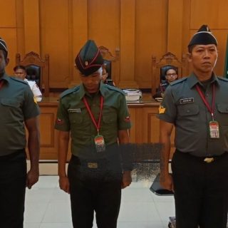 Terdakwa kasus dugaan penculikan dan pembunuhan kepala cabang (kacab) bank Serka Frengky Yaru (kanan), Kopda Feri Heriyanto (tengah), dan Serka Mochamad Nasir (kiri) memberikan keterangan saat mengikuti sidang lanjutan di Pengadilan Militer II-08, Jakarta, Jakarta, Selasa (5/5/2026). Sumber: Istimewa.