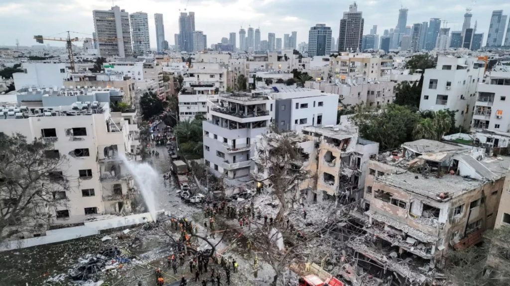 Gambar saat ini: Foto: Bangunan hancur akibat serangan Israel ke Iran. Sumber: Istimewa.