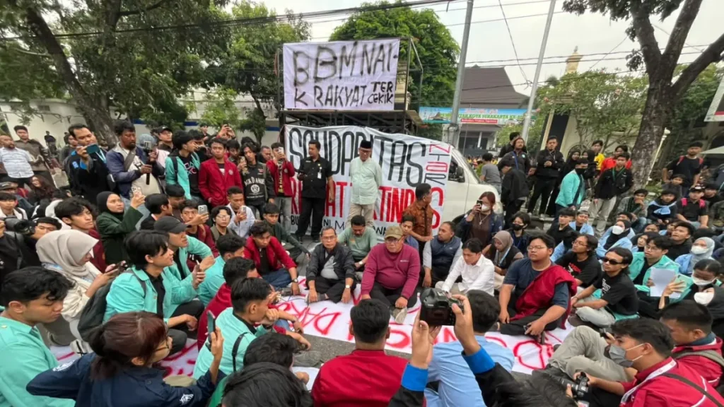 Foto: Demo Mahasiswa Solo Berakhir dengan Aksi Bakar Ban, Sempat Diwarnai Isu Penangkapan Peserta. Sumber: Istimewa.
