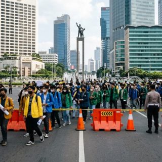 Foto: Sejumlah mahasiswa di Jakarta melakukan aksi di Bundaran HI. Sumber: Istimewa.