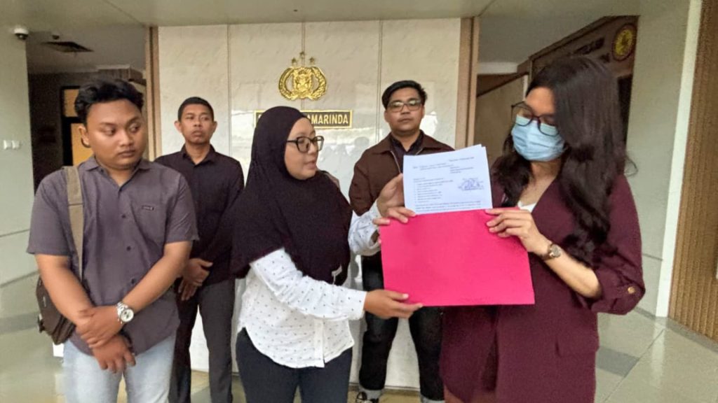 Gambar saat ini: Foto: Penyiar radio sekaligus MC berinisial FN (31) bersama kuasa hukumnya resmi melaporkan AP (40) ke Polresta Samarinda. Sumber: Istimewa.