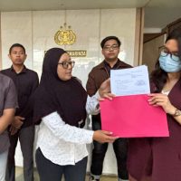 Foto: Penyiar radio sekaligus MC berinisial FN (31) bersama kuasa hukumnya resmi melaporkan AP (40) ke Polresta Samarinda. Sumber: Istimewa.