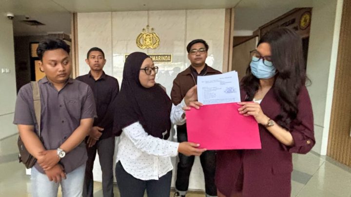 Foto: Penyiar radio sekaligus MC berinisial FN (31) bersama kuasa hukumnya resmi melaporkan AP (40) ke Polresta Samarinda. Sumber: Istimewa.