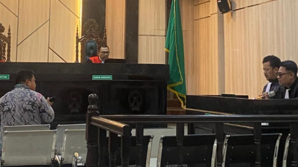 Gambar saat ini: Foto: Hakim, dan Pengacara Terdakwa saat mendengarkan keterangan ahli dalam kasus dugaan kredit fiktif Bankaltimtara, di Ruang Sidang Pengadilan Negeri Samarina, Kamis, 10 September 2026. Sumber: Istimewa.